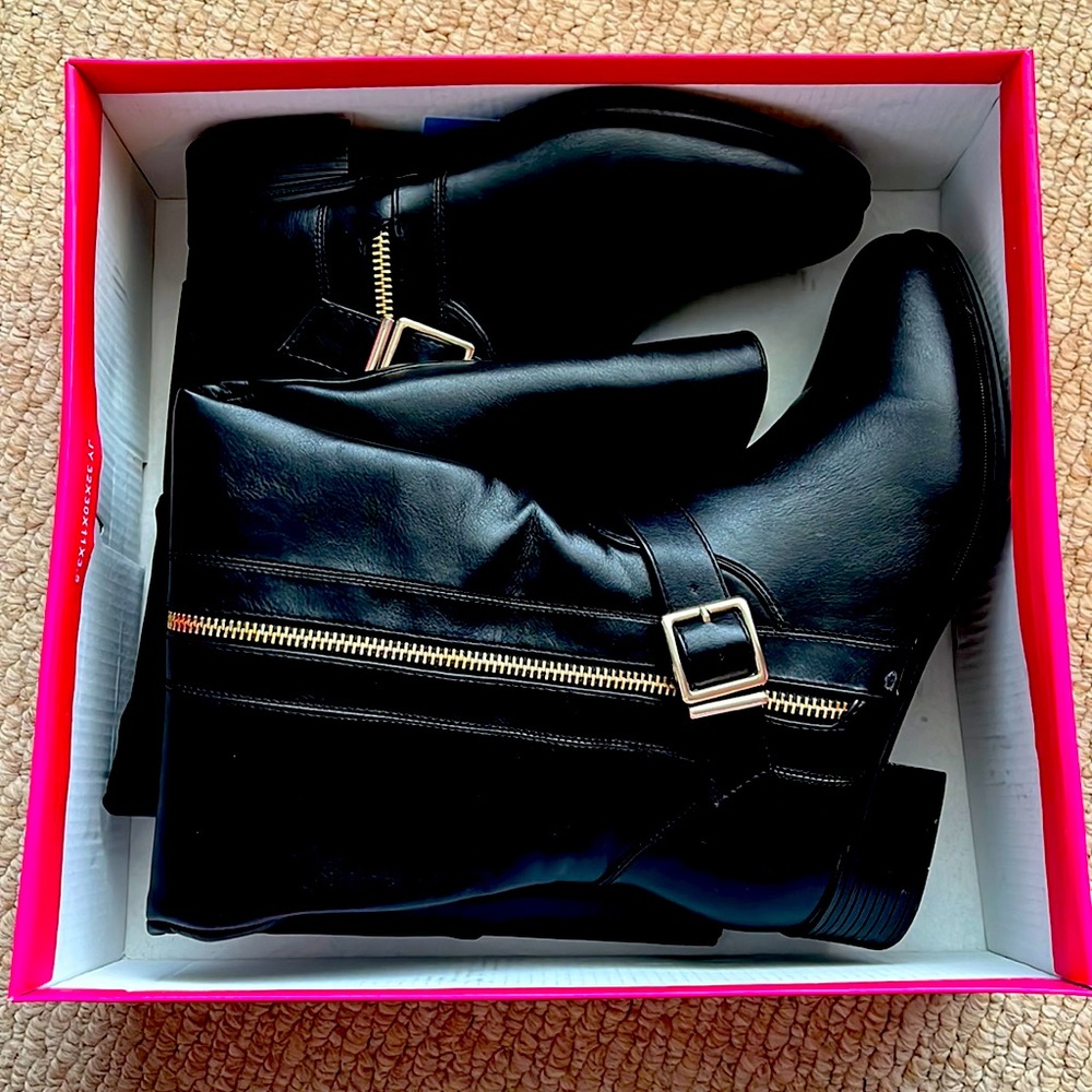 Knee high boots - New